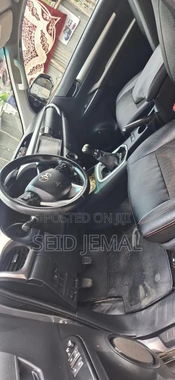 Toyota Hilux 2017 Gray