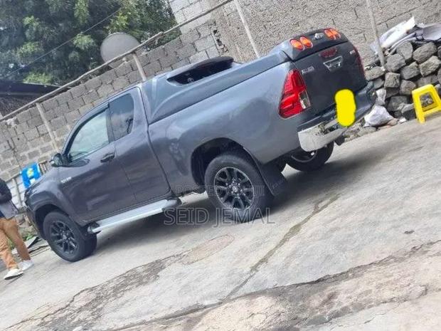 Toyota Hilux 2017 Gray