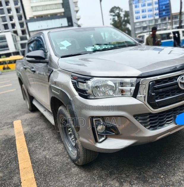 Toyota Hilux 2020 Gray