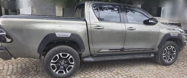 Toyota Hilux 2021 Gray