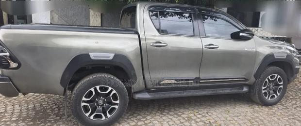 Toyota Hilux 2021 Gray