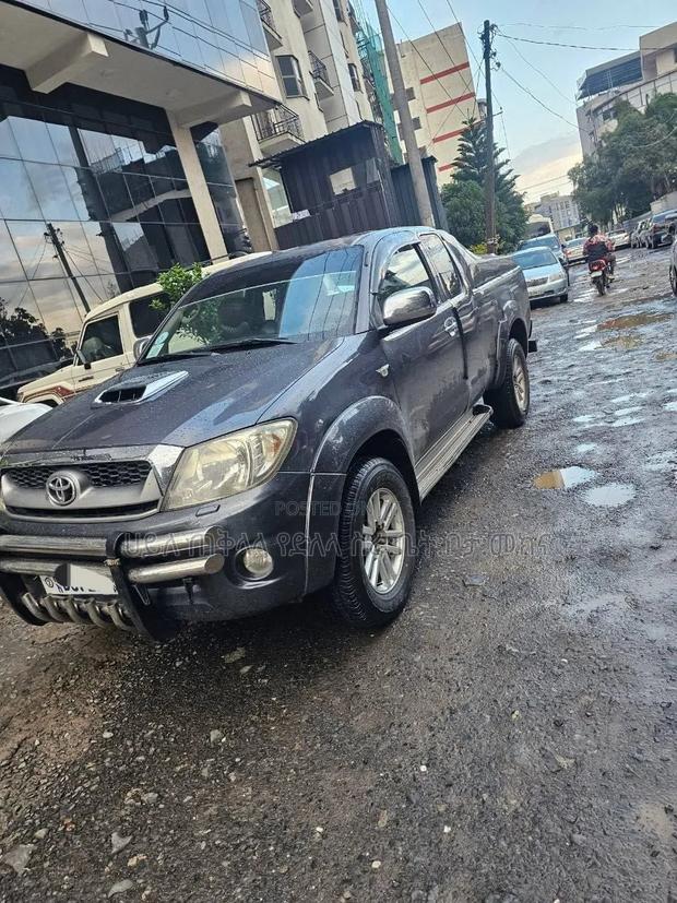 Toyota Hilux 2012 Gray