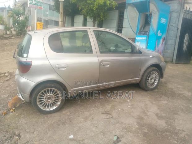 Toyota Vitz 2001 Gray