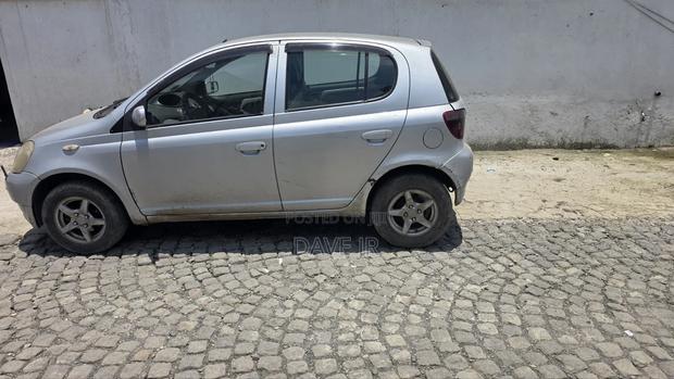 Toyota Vitz 1999 Silver