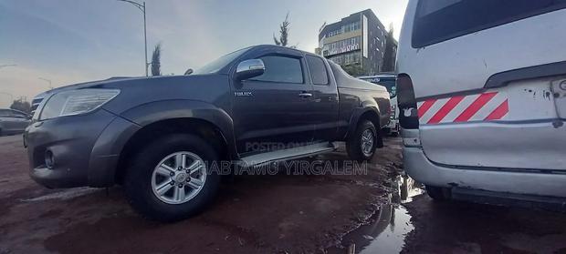 Toyota Hilux 2012 Gray