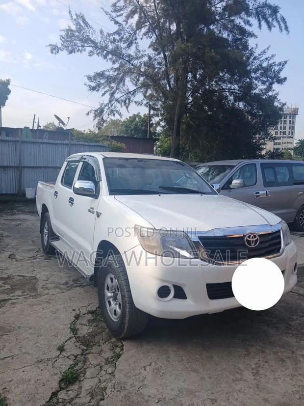 Toyota Hilux 2011 White