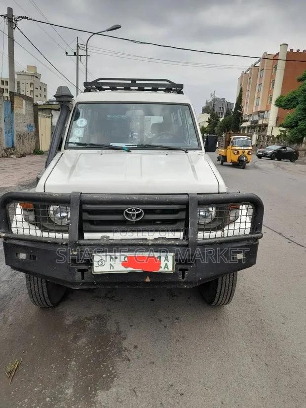 Toyota Land Cruiser 2005 White