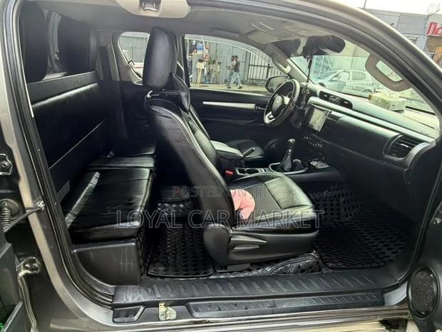 Toyota Hilux 2017 Gray