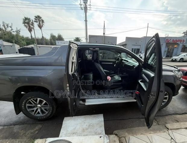 Toyota Hilux 2017 Gray