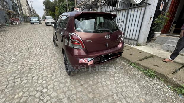 Toyota Yaris Base Hatchback 5dr 2010 Burgundy