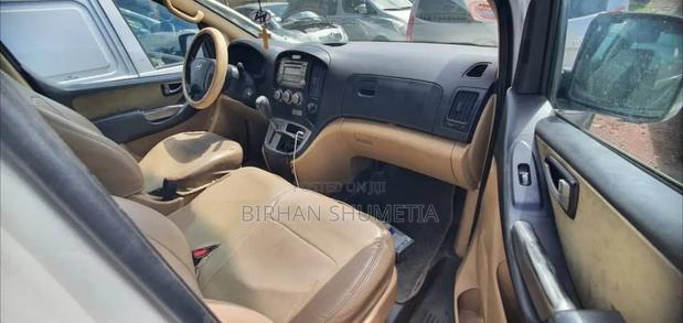 Hyundai H200 2014 White