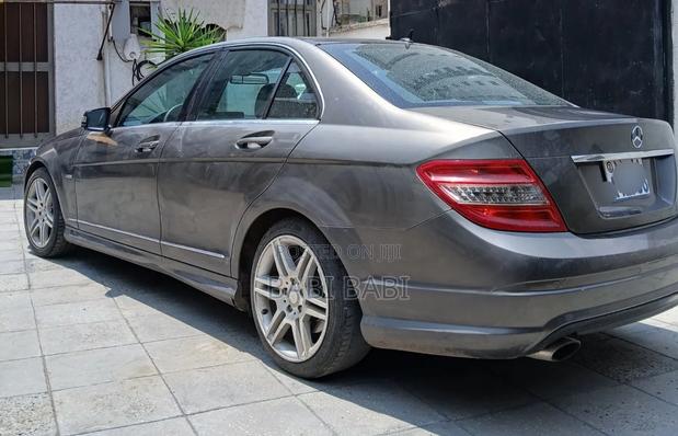 Mercedes-Benz C180 2010 Brown
