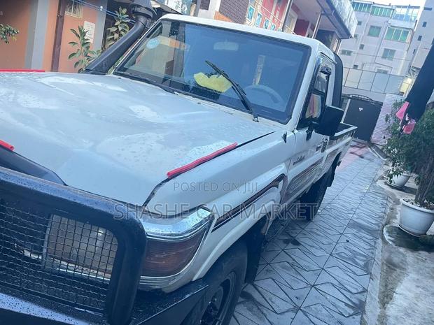 Toyota Land Cruiser 2012 White