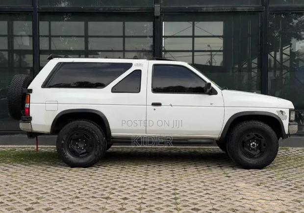 Nissan Pathfinder 1987 White