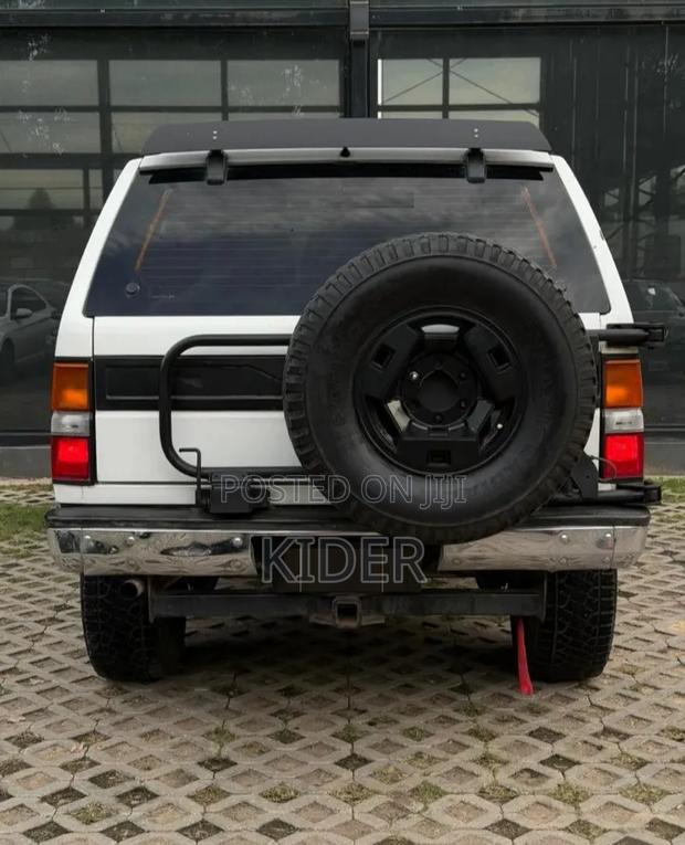 Nissan Pathfinder 1987 White