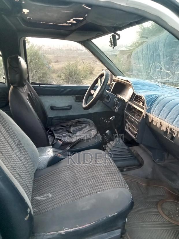Nissan Pathfinder 1987 White