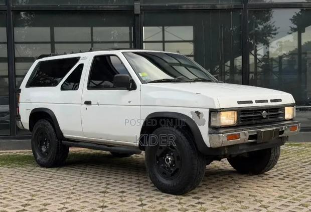 Nissan Pathfinder 1987 White