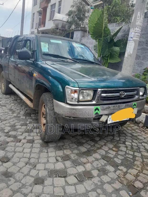 Toyota Hilux 2000 Green