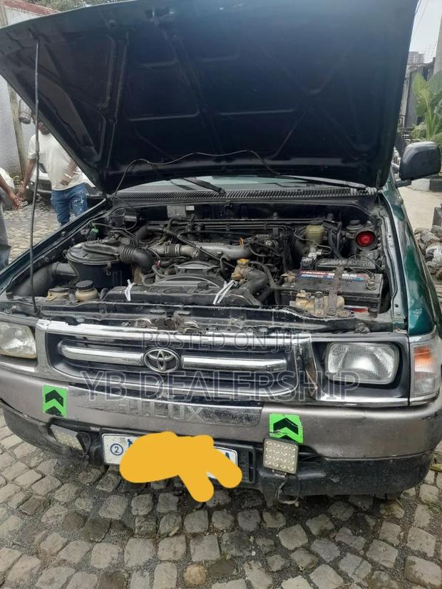 Toyota Hilux 2000 Green