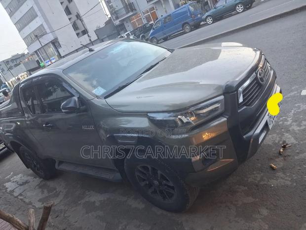 Toyota Hilux 2022 Gray