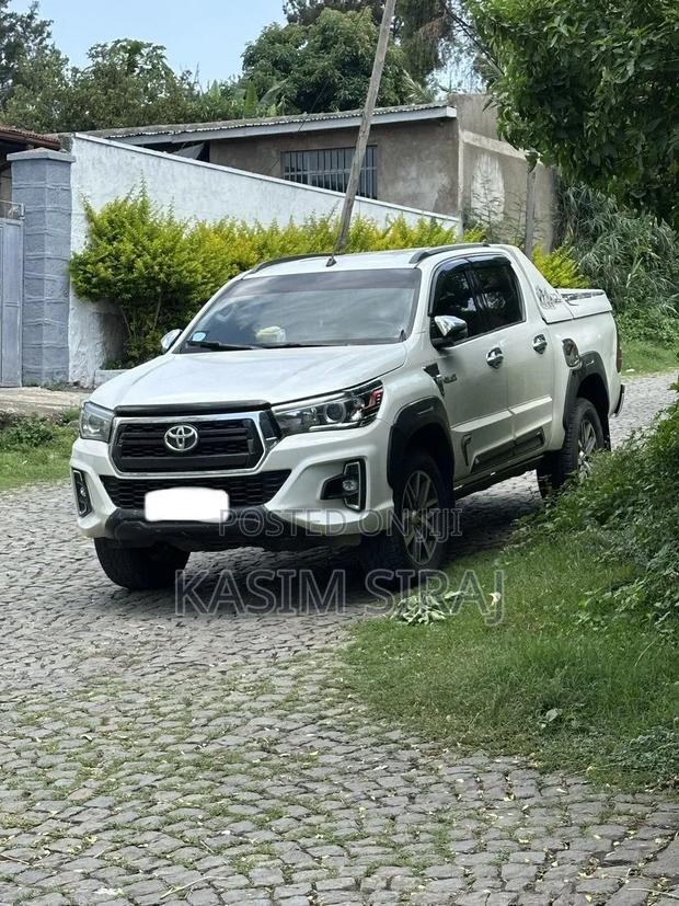 Toyota Hilux 2018 White
