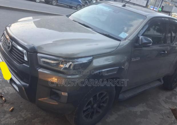 Toyota Hilux 2022 Gray