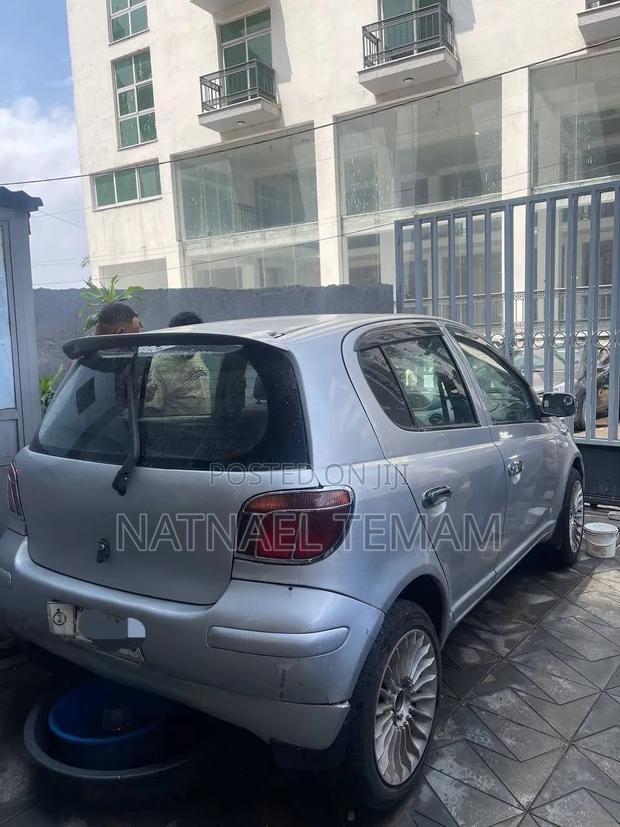 Toyota Vitz 2002 Silver