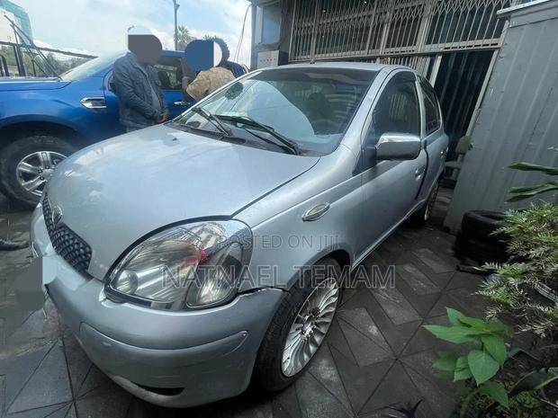 Toyota Vitz 2002 Silver