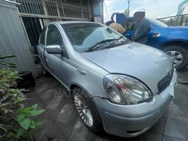 Toyota Vitz 2002 Silver