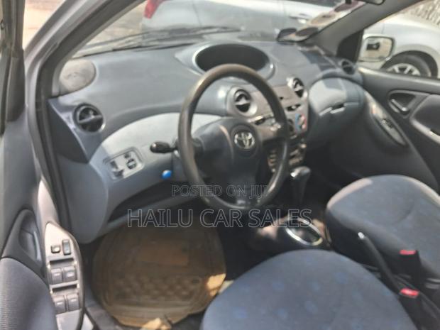 Toyota Vitz 2002 Silver