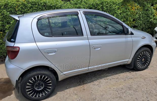 Toyota Vitz 2001 Silver