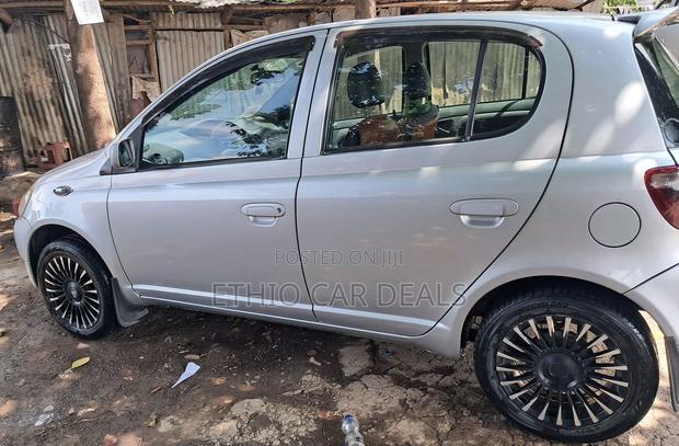 Toyota Vitz 2001 Silver