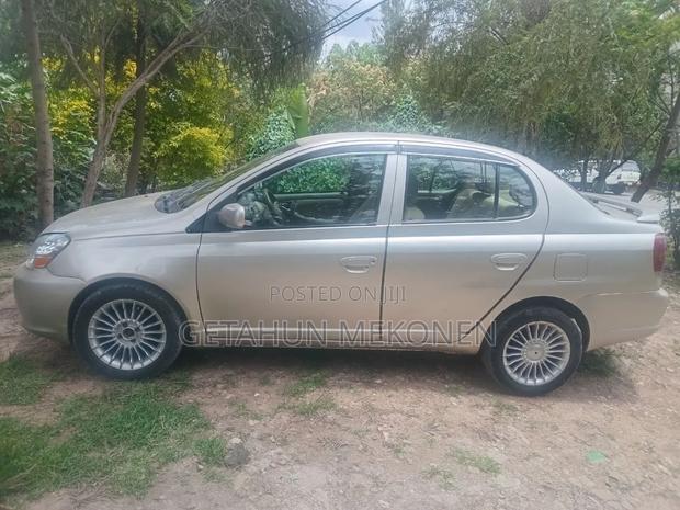 Toyota Platz 2003 Gold