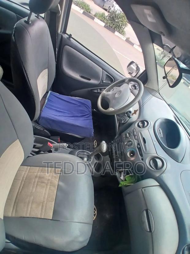 Toyota Vitz 2002 Silver