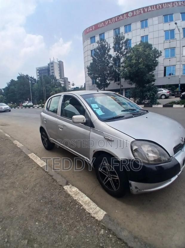 Toyota Vitz 2002 Silver