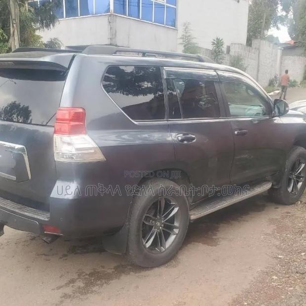 Toyota Land Cruiser Prado 2012 Gray
