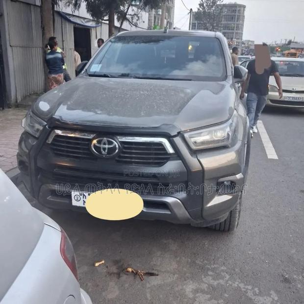 Toyota Hilux 2022 Pink
