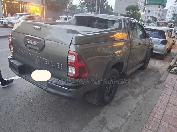 Toyota Hilux 2022 Pink