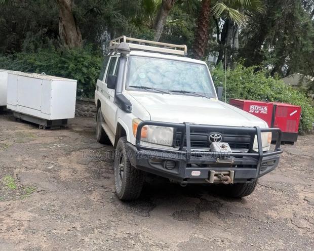 Toyota Land Cruiser 2012 White