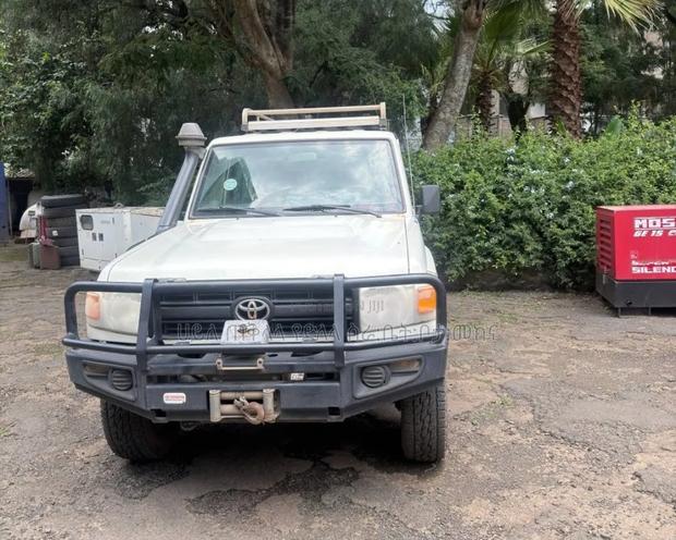 Toyota Land Cruiser 2012 White
