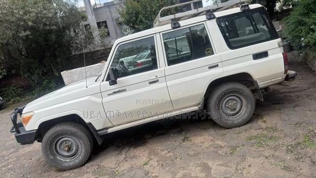 Toyota Land Cruiser 2012 White