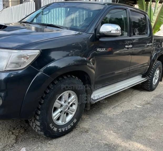 Toyota Hilux 2013 Matt Black