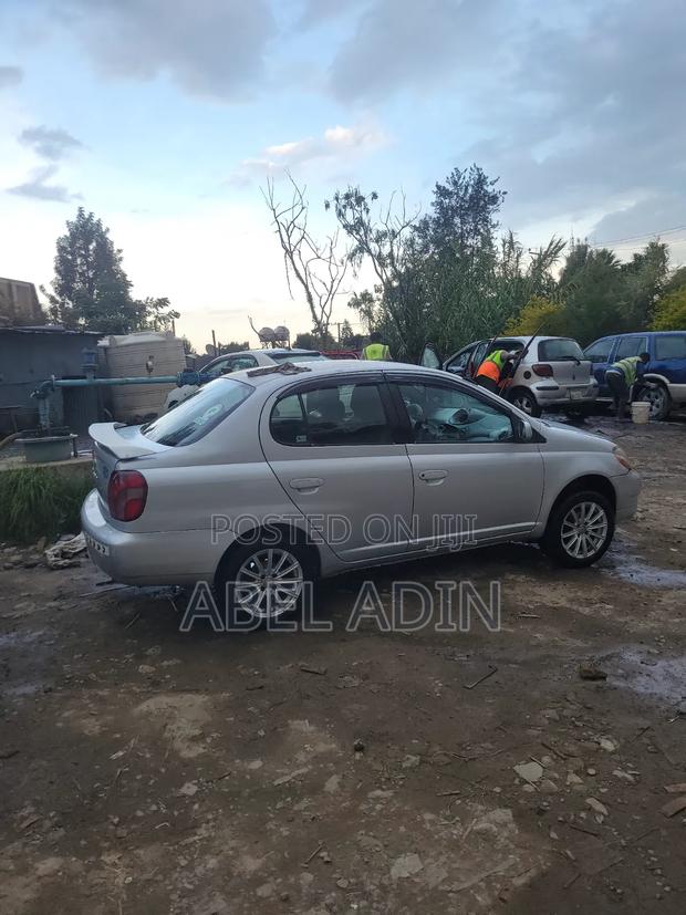 Toyota Platz 2001 Silver