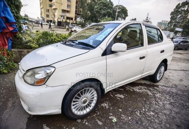 Toyota Platz 2002 White