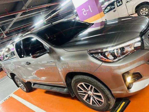 Toyota Hilux 2020 Gray