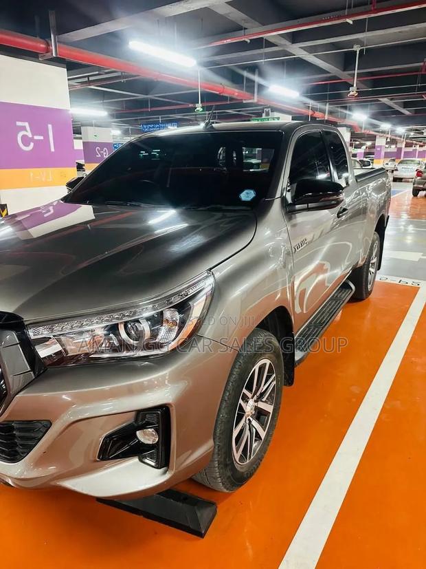 Toyota Hilux 2020 Gray