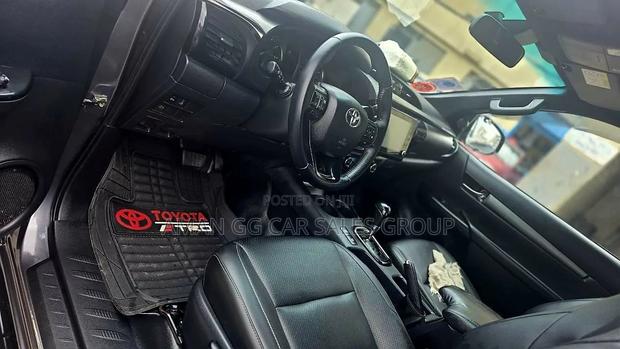 Toyota Hilux 2021 Gray