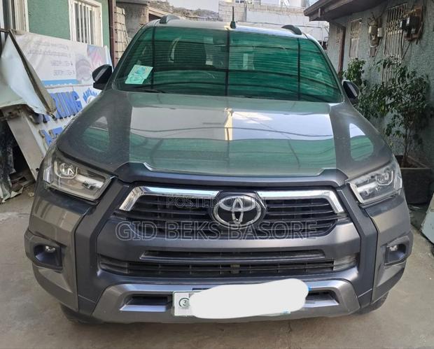 Toyota Hilux 2022 Gray