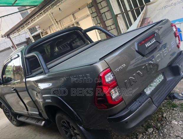 Toyota Hilux 2022 Gray