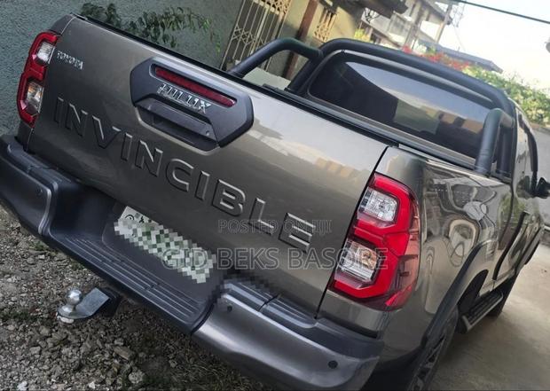 Toyota Hilux 2022 Gray